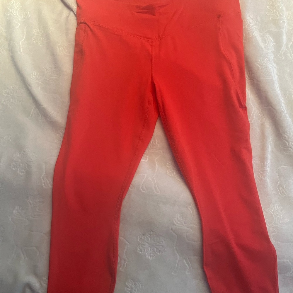 🆕Listing! Fabletics Red Orange capri Leggings Side pockets for phone Worn twice